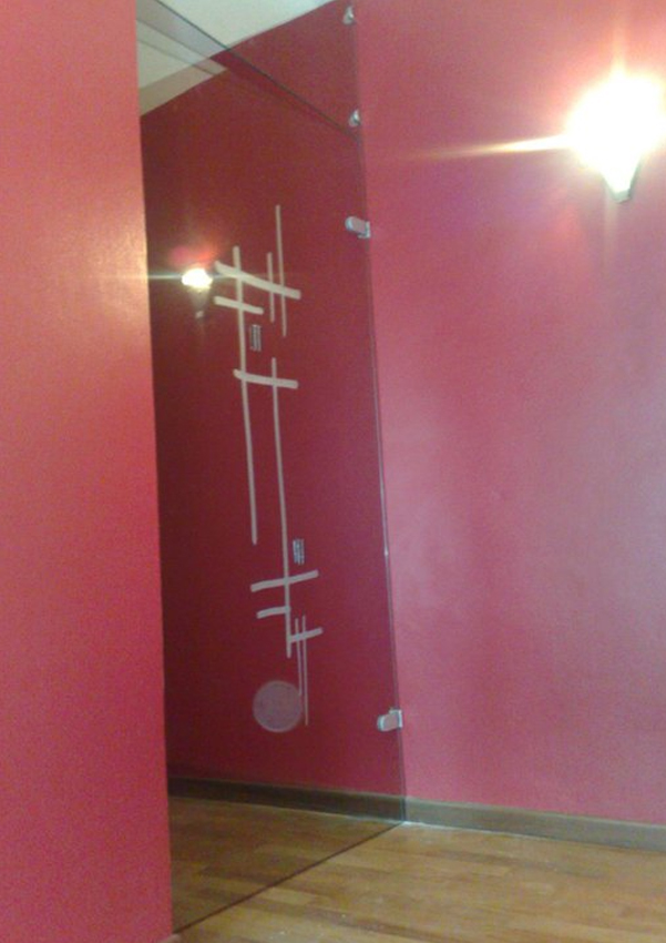 scrigno eclisse porte vetro tuttovporta in vetro a battente trasparente con disegno sabbiato formelle in vetro murano realizzata su misuraetro su misura cristalli scorrevoli porte vetri veneto ristrutturazione casa incentivi
