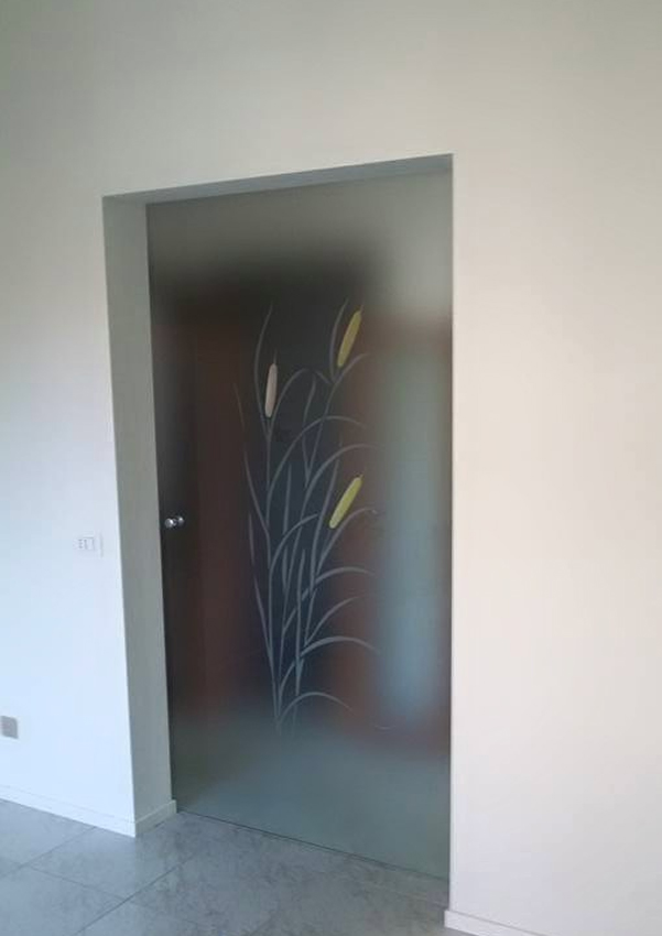 porta scorrevole con decorazione vetro sabbiato su misura personalizzato cristallo porte scorrevoli