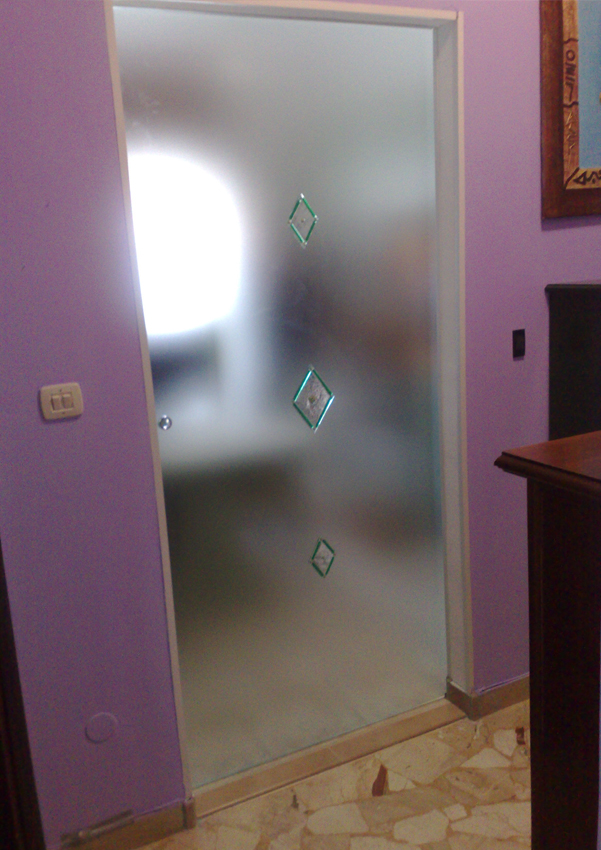 porta scorrevole in vetro con formelle di murano fuse in vetro decorazione su misura ristrutturazione casa hotel albergo bar