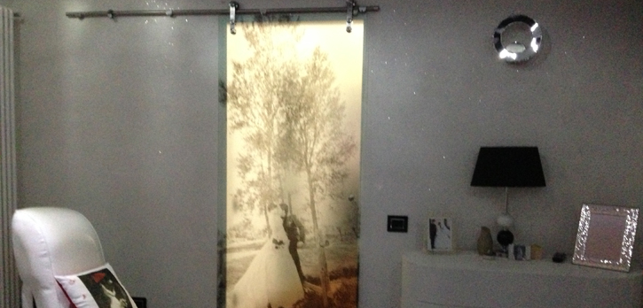 porta personalizzata in vetro con stampata immagine realizzata su misura tuttovetro scorrevole estertno ristrutturazione casa albergo