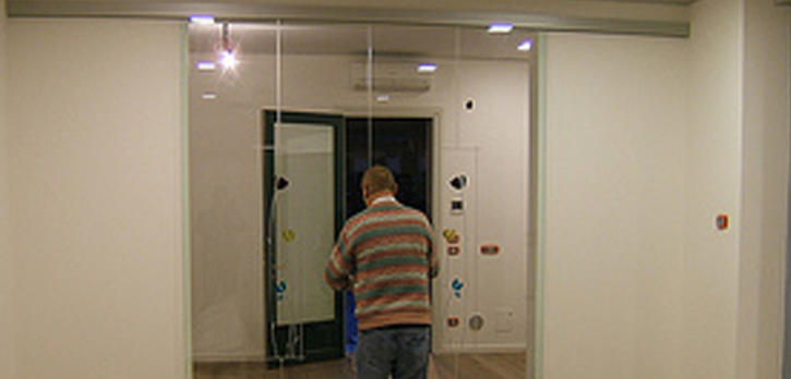 porta trasparente scorrevole scomparsa scrigno eclisse vetrate lavorate vetri lavorati vetrate artistiche porte acidate decorate satinate