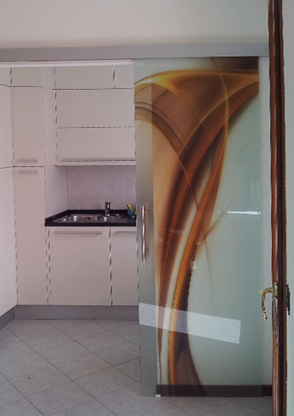 Art 7 porta cucina in cristallo accoppiato con immagine stratificato venezia serglas com vetreria italy veneto porte scorrevoli in vetro su misura venezia padova treviso verona milano trento mantova bologna